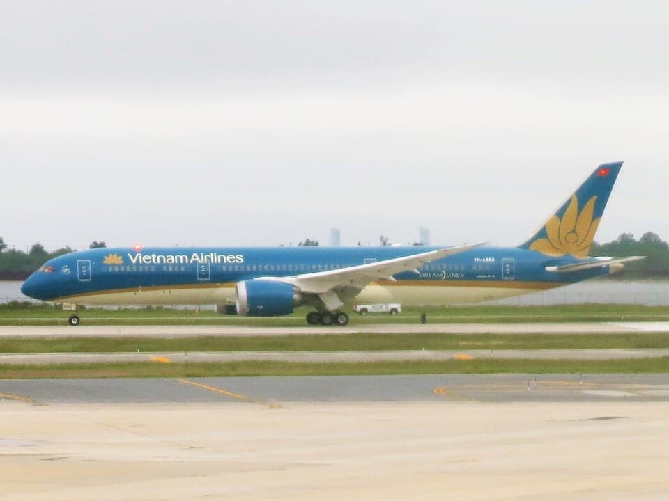 Vietnam Airlines Boeing 787-9 Dreamliner VN-A868 departing JFK Airport